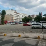 Edirne Keşan'da deprem sonrası yıkılan bina arsası otoparka dönüştürüldü.