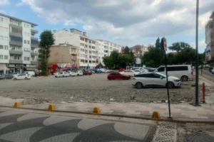 Edirne Keşan'da deprem sonrası yıkılan bina arsası otoparka dönüştürüldü.