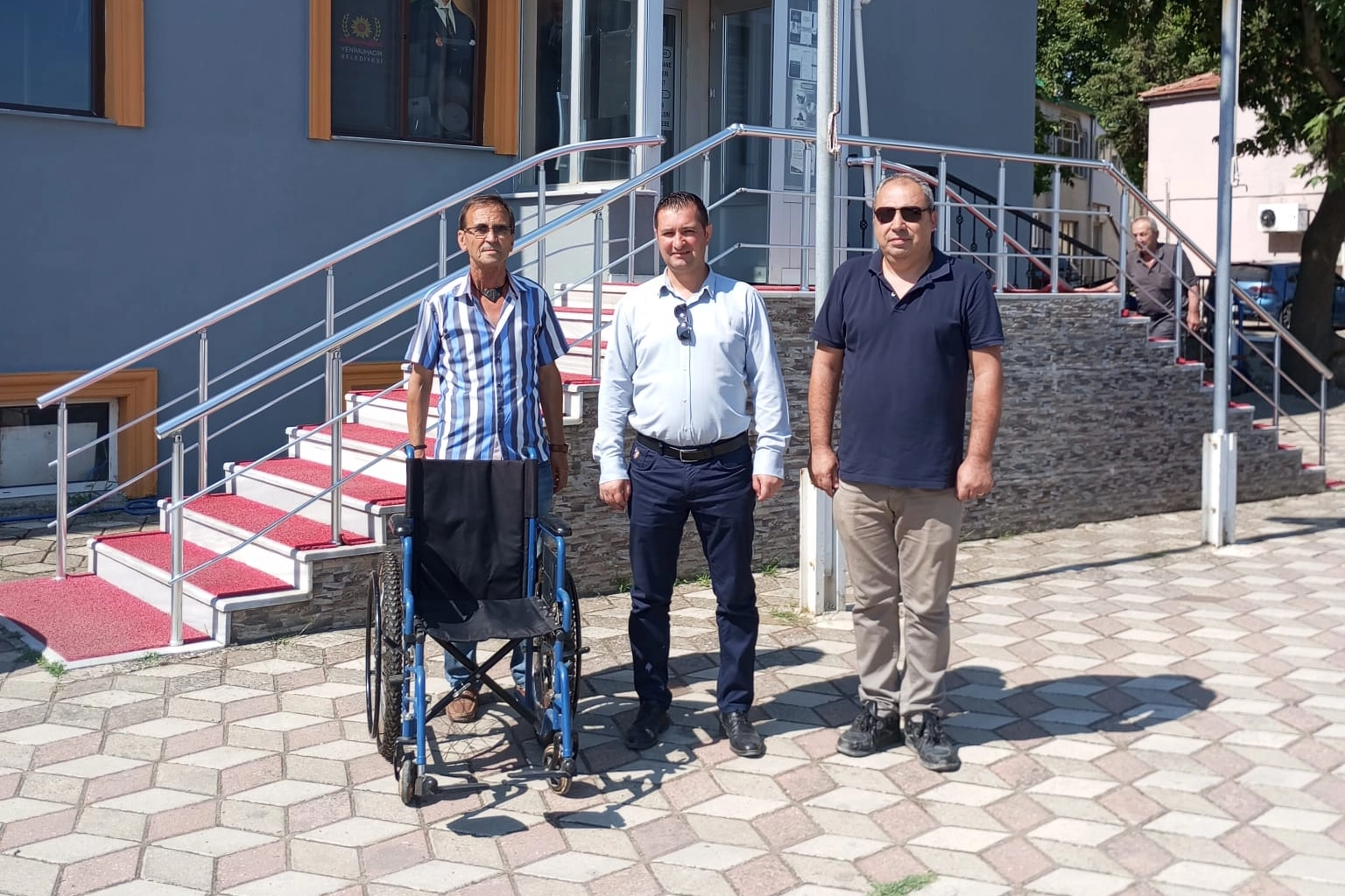Cevdet Karagöz adına Yenimuhacir Belediyesi'ne tekerlekli sandalye bağışı yapıldı