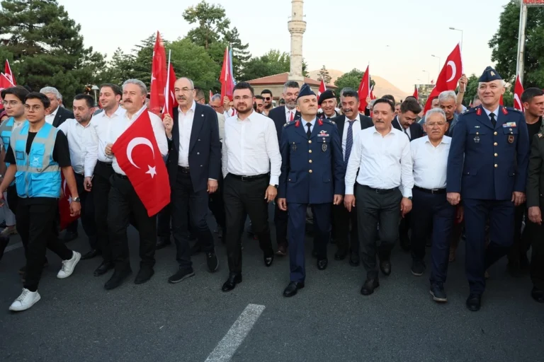 Kayseri iş dünyası temsilcileri 15 Temmuz anma programında Cumhuriyet Meydanı'nda buluştu.