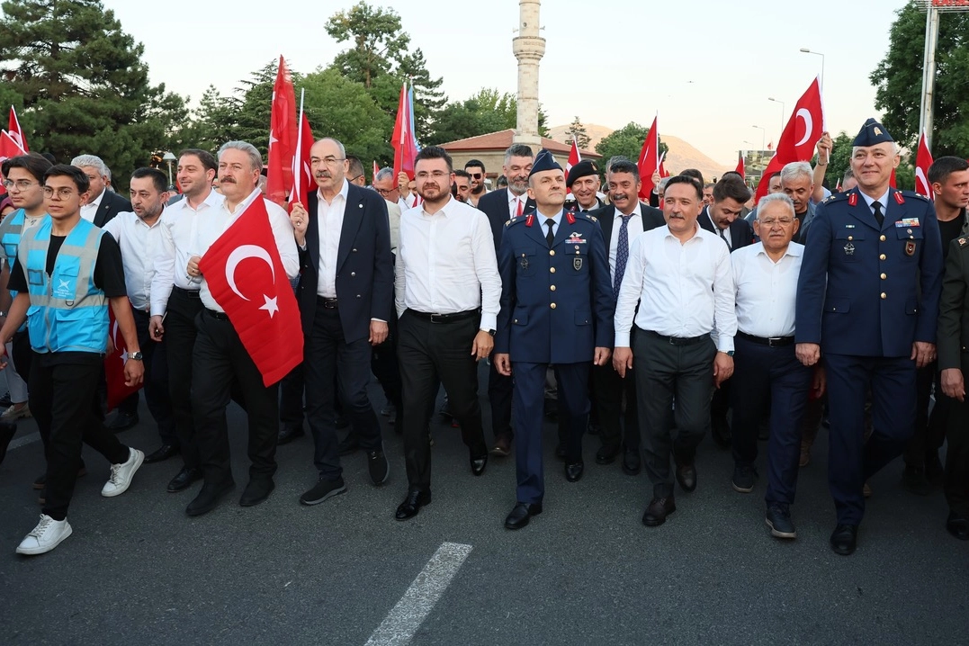 Kayseri iş dünyası temsilcileri 15 Temmuz anma programında Cumhuriyet Meydanı'nda buluştu.
