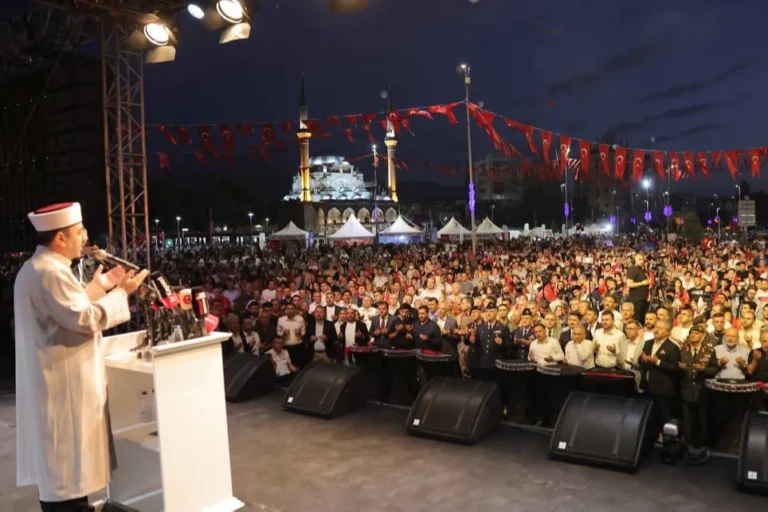 Kocasinan Belediye Başkanı Ahmet Çolakbayrakdar, 15 Temmuz Demokrasi ve Milli Birlik Günü'nde vatandaşlara teşekkür ediyor.