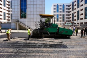 Maltepe Belediyesi'nin Bağlarbaşı Mahallesi Santral Sokak'ta yürüttüğü asfalt serim çalışması