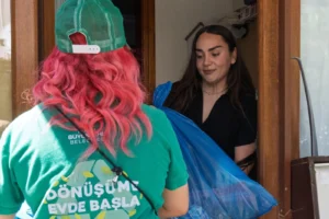 İzmir'de kapıdan kapıya geri dönüşüm projesi Güzelbahçe'de başladı.