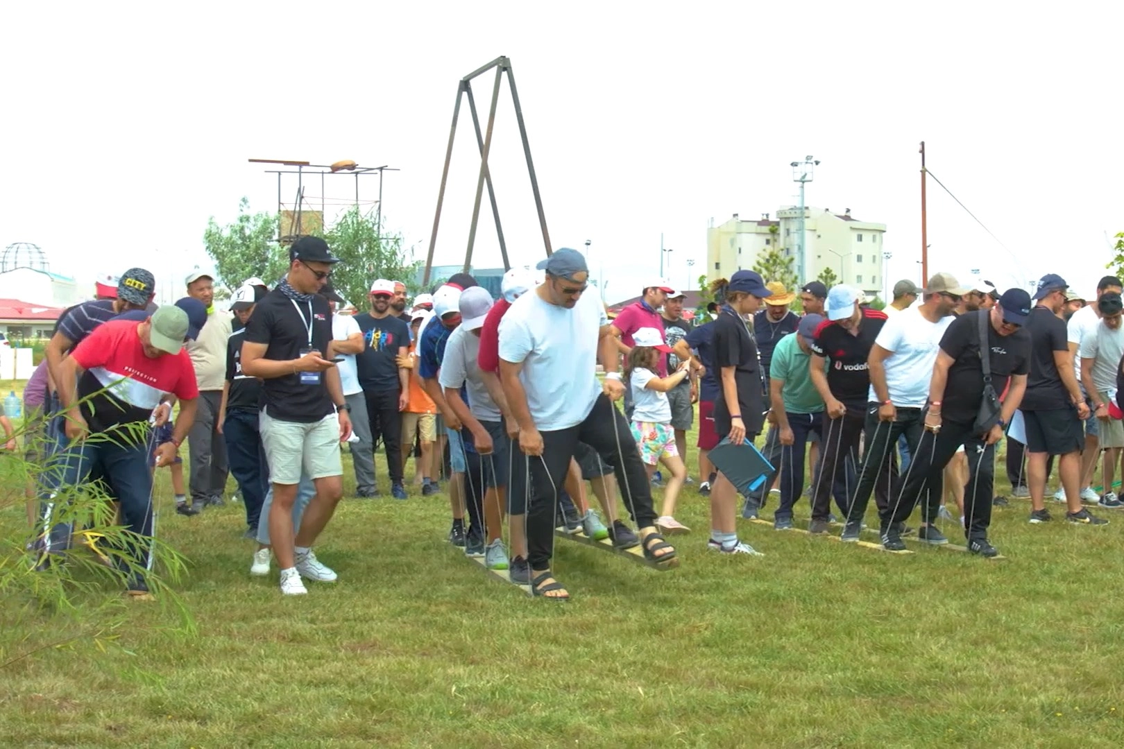 Afyonkarahisar'da düzenlenen Aile Çadır & Karavan Kampı'nda aileler doğayla iç içe vakit geçiriyor.