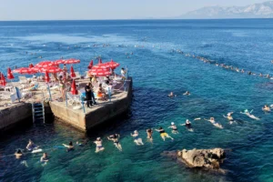 Antalya'da falezlerin eşsiz manzarası eşliğinde düzenlenen ücretsiz su cimnastiği derslerine katılanlar