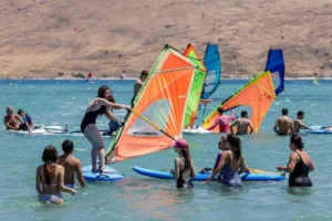 İzmir Büyükşehir Belediyesi'nin gençlere yönelik sörf deneyimi etkinliği