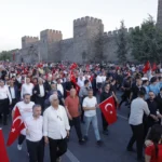 Kayseri'de 15 Temmuz Demokrasi ve Milli Birlik Günü anma etkinlikleri kapsamında Cumhuriyet Meydanı'nda toplanan vatandaşlar ve protokol üyeleri