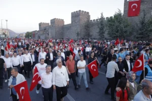 Kayseri'de 15 Temmuz Demokrasi ve Milli Birlik Günü anma etkinlikleri kapsamında Cumhuriyet Meydanı'nda toplanan vatandaşlar ve protokol üyeleri