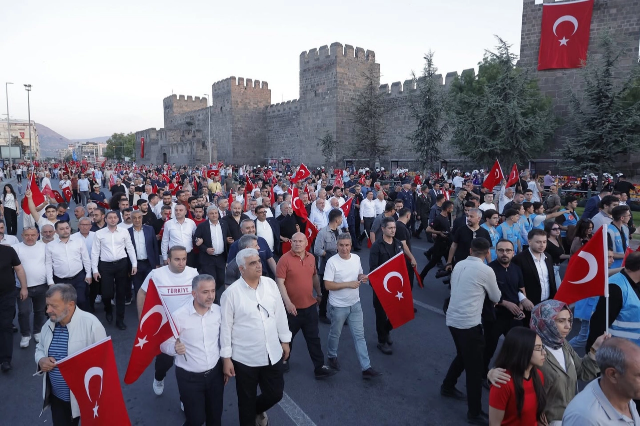 Kayseri'de 15 Temmuz Demokrasi ve Milli Birlik Günü anma etkinlikleri kapsamında Cumhuriyet Meydanı'nda toplanan vatandaşlar ve protokol üyeleri