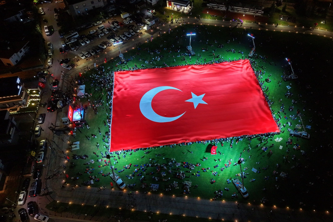 Talas'ta 15 Temmuz anma etkinlikleri kapsamında açılan dünyanın en büyük Türk bayrağı