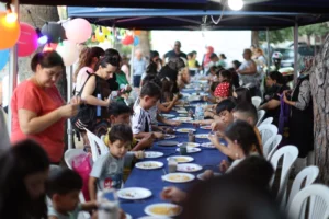 İzmir Karabağlar'da 'Aile Köyü 7'den 70'e Birlikte' projesinin ilk etkinliğinden genel görünüm.