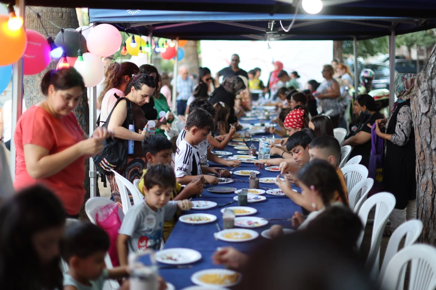 İzmir Karabağlar'da 'Aile Köyü 7'den 70'e Birlikte' projesinin ilk etkinliğinden genel görünüm.