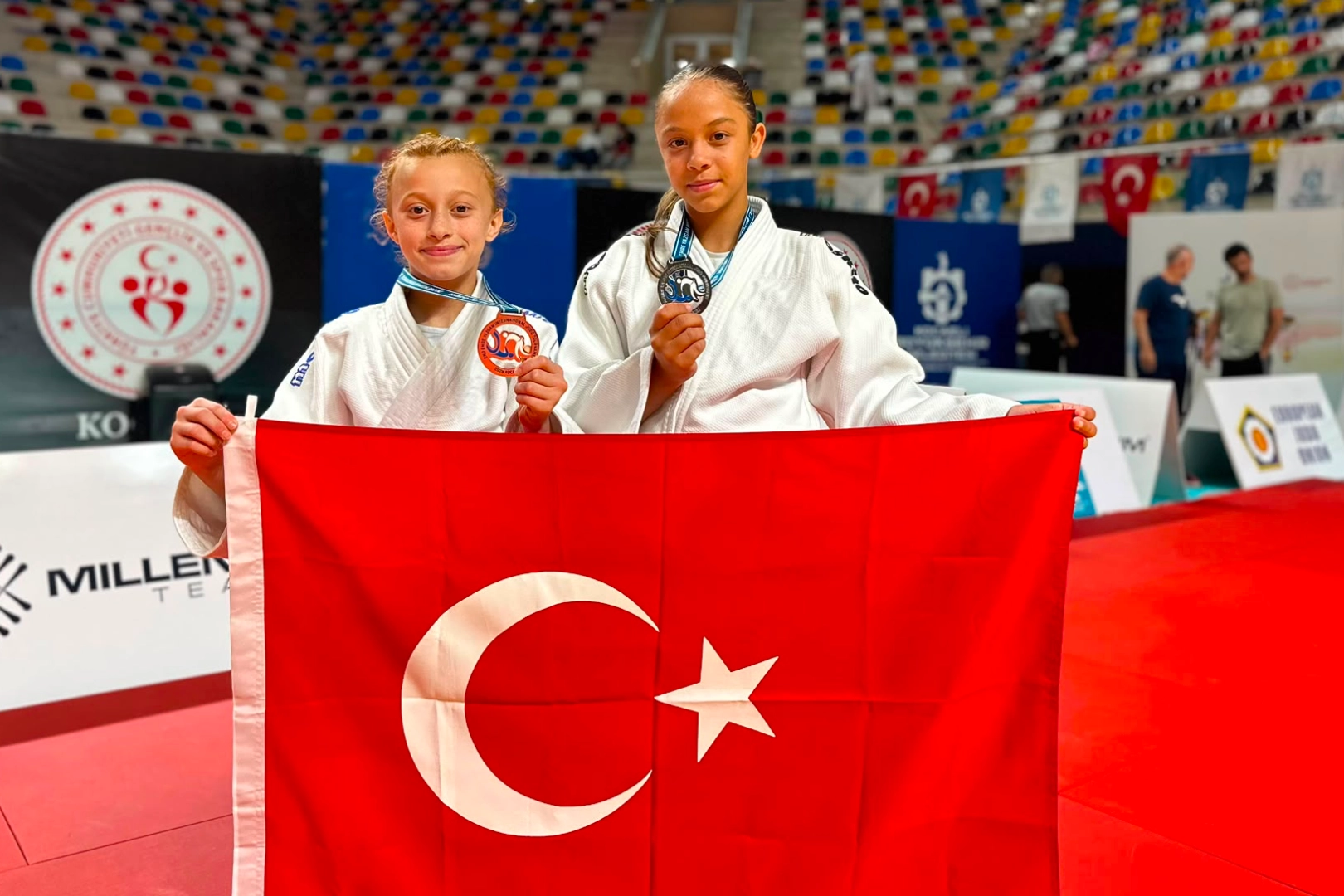 Sakaryalı judo ve güreş sporcuları madalyalarıyla birlikte