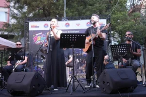 Maltepe'de 90'lar nostalji konseri dinleyicileri