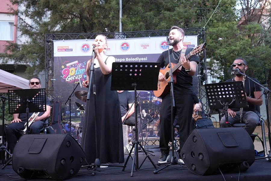 Maltepe'de 90'lar nostalji konseri dinleyicileri