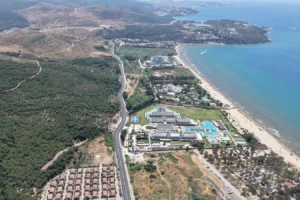 İzmir Büyükşehir Belediyesi tarafından yenilenen Pamucak-Kuşadası yolu