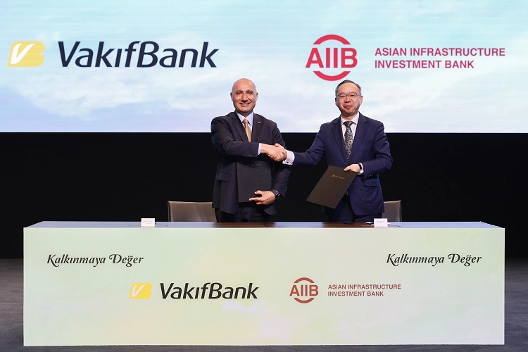 VakıfBank logosu ve deprem bölgesini temsil eden görsellerle finansman desteği