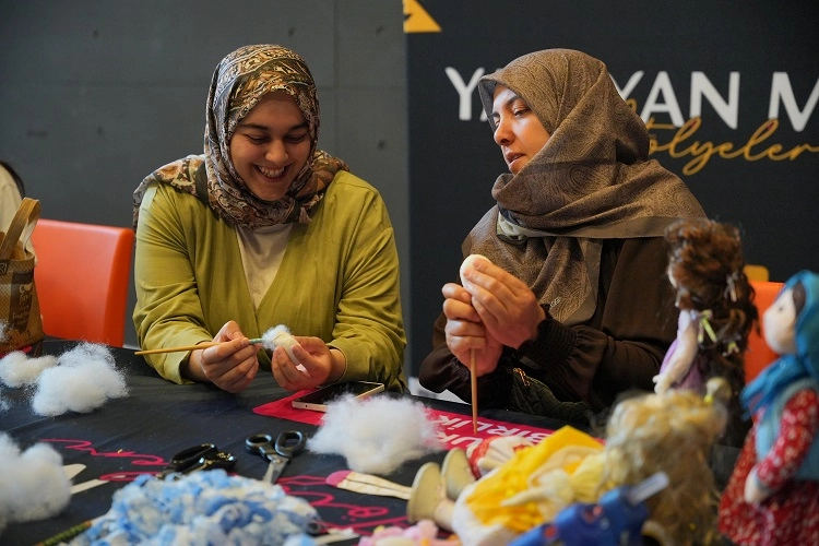 Van Kültür Yolu Festivali kapsamında düzenlenen el sanatları atölyeleri ve edebiyat söyleşileri