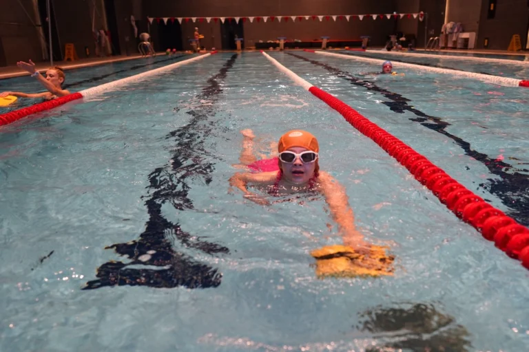 Yıldırım Belediyesi Yaz Spor Okulları'nda çocukların spor yaparken çekilmiş coşkulu bir fotoğrafı