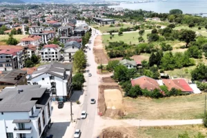 Başiskele Selahattin Eyyübi Caddesi'nde devam eden yol genişletme ve üstyapı çalışmaları