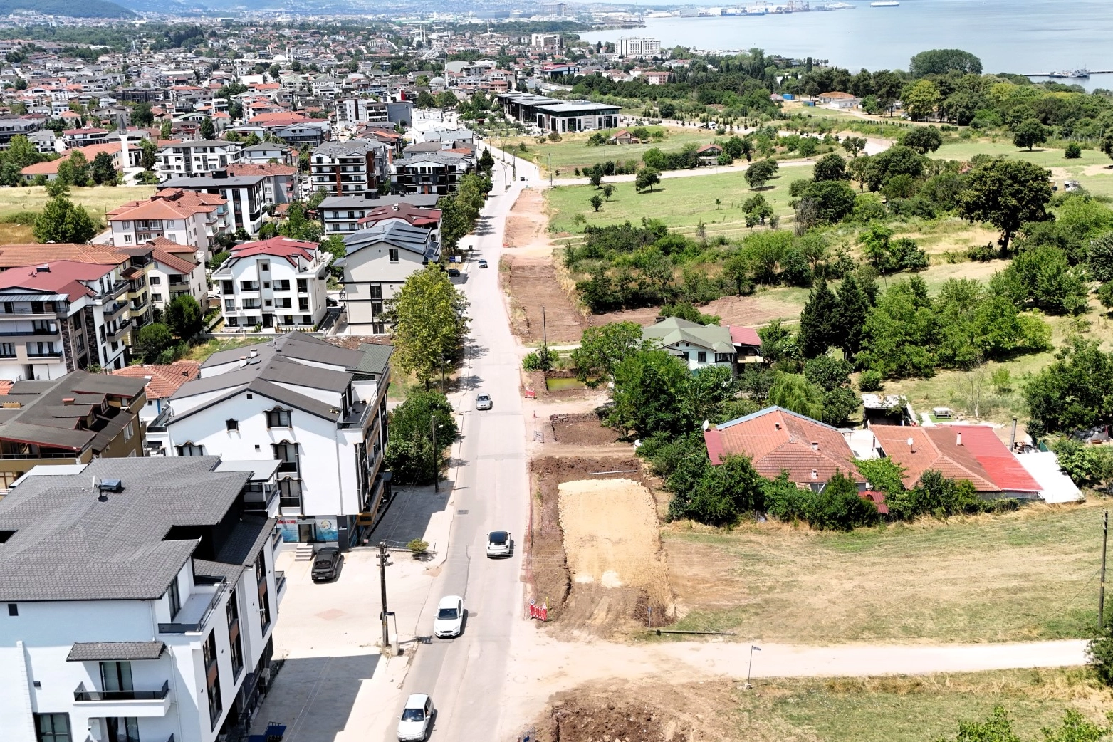 Başiskele Selahattin Eyyübi Caddesi'nde devam eden yol genişletme ve üstyapı çalışmaları