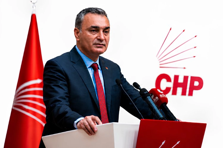 CHP Parti Sözcüsü Müslim Sarı, parti kongreleri ve kurultay süreci hakkında açıklama yapıyor.