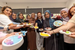 Mersin Evimiz Atölye Projesi kapsamında mum yapım atölyesine katılan kadınlar