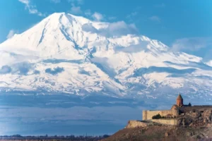Ağrı Dağı'nın zirvesinden spor turizmine odaklanan bir haber görseli.