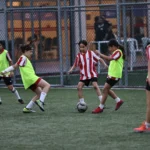 Antalya Büyükşehir Belediyesi Futbol Akademisi'nde yaz okulu antrenmanı yapan çocuklar