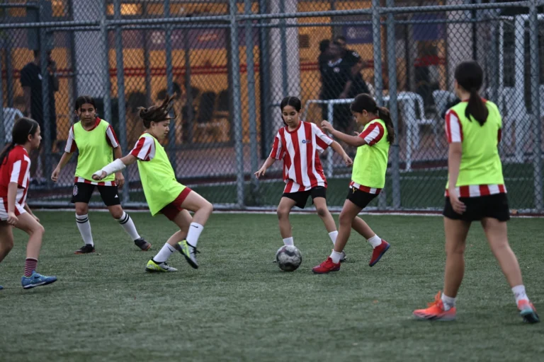 Antalya Büyükşehir Belediyesi Futbol Akademisi'nde yaz okulu antrenmanı yapan çocuklar