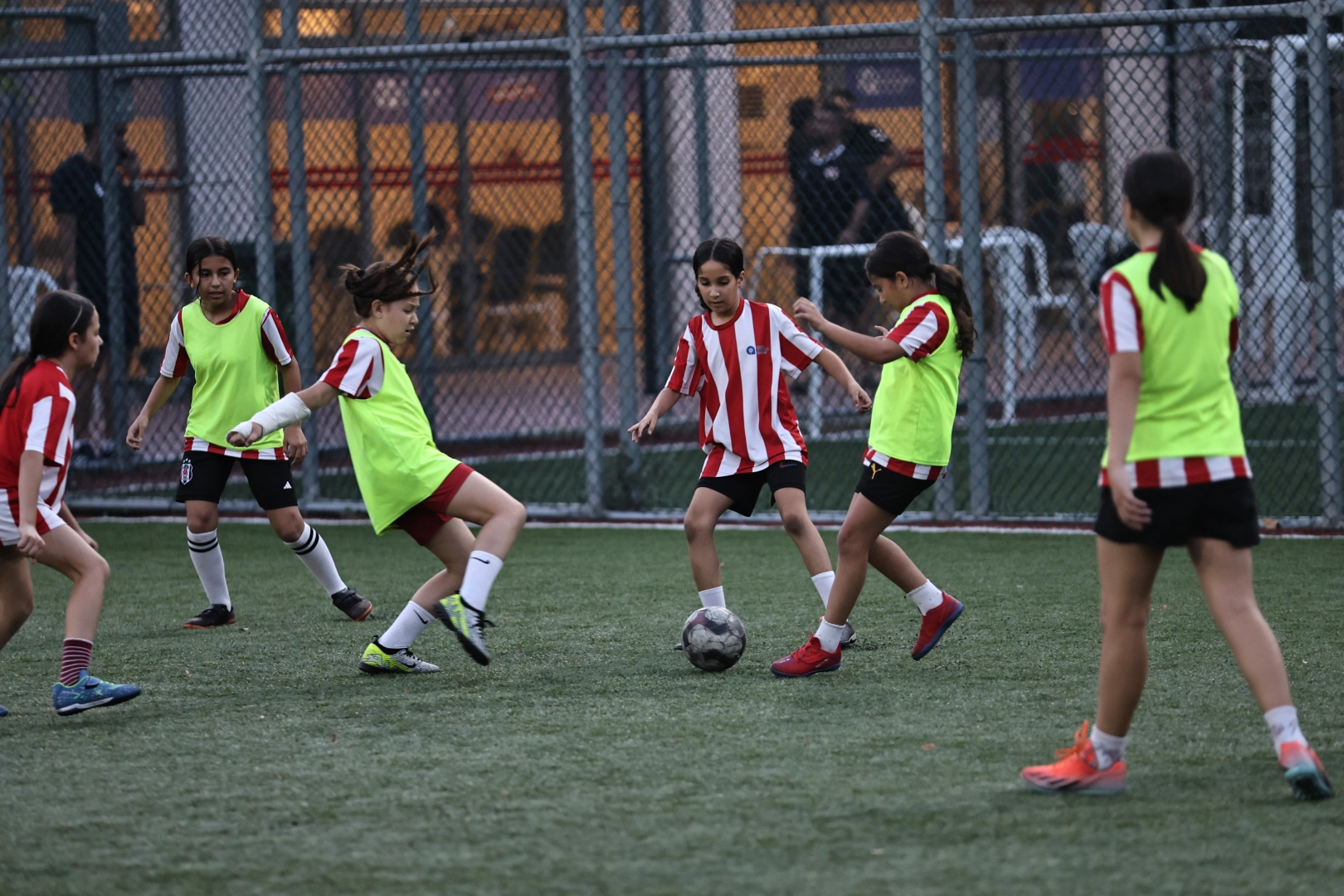 Antalya Büyükşehir Belediyesi Futbol Akademisi'nde yaz okulu antrenmanı yapan çocuklar