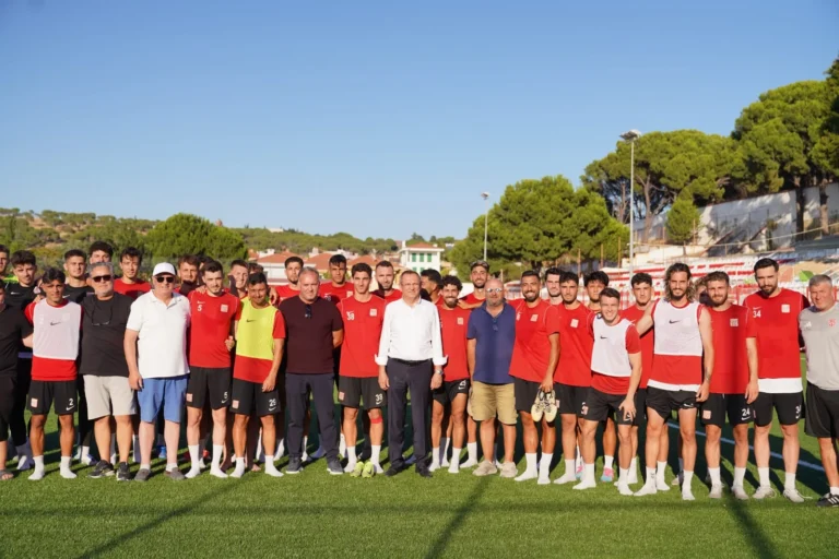 Ayvalık Belediye Başkanı Mesut Ergin, Ayvalıkgücü Belediyespor antrenmanını ziyaret etti.