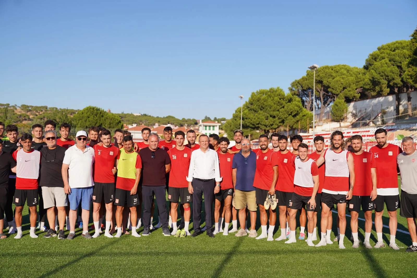 Ayvalık Belediye Başkanı Mesut Ergin, Ayvalıkgücü Belediyespor antrenmanını ziyaret etti.