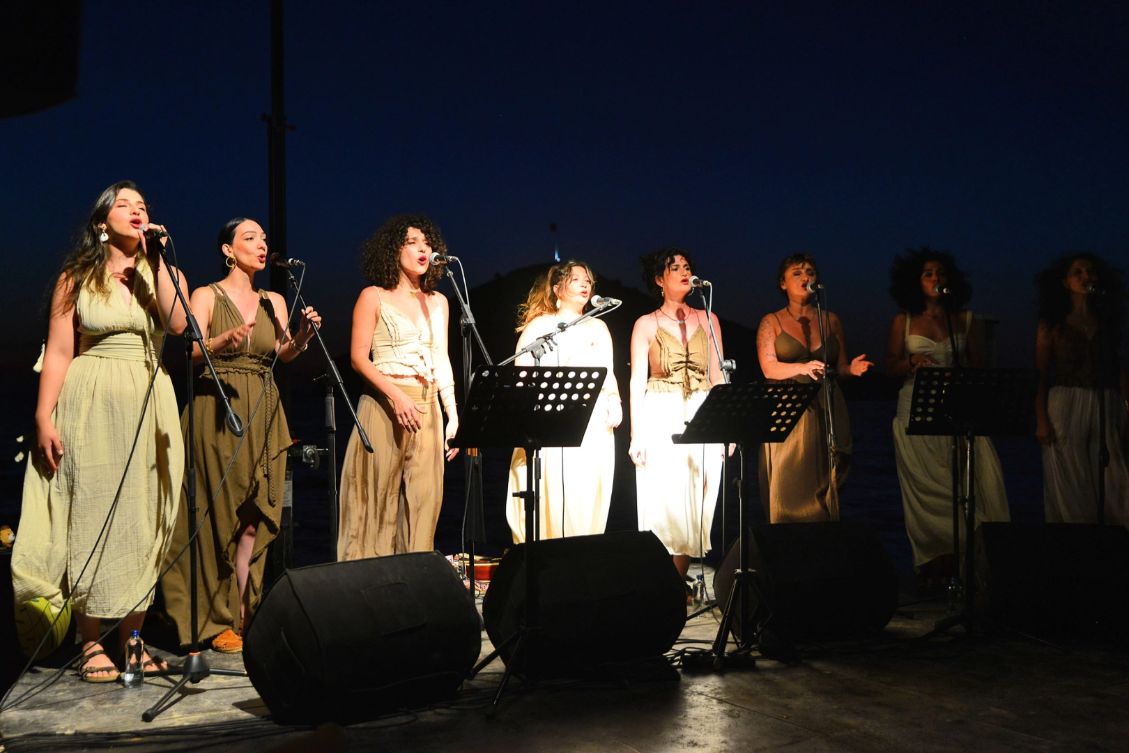 Kadın müzisyenlerden oluşan Peradi Ensemble ve Sista Sound, 23. Gümüşlük Müzik Festivali'nin açılış konserinde sahne aldı.