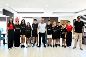 Muratpaşa Belediyespor squash takımının Türkiye Şampiyonası'nda kazandığı madalyalar ve kupalarla birlikte sporcular ve antrenörler