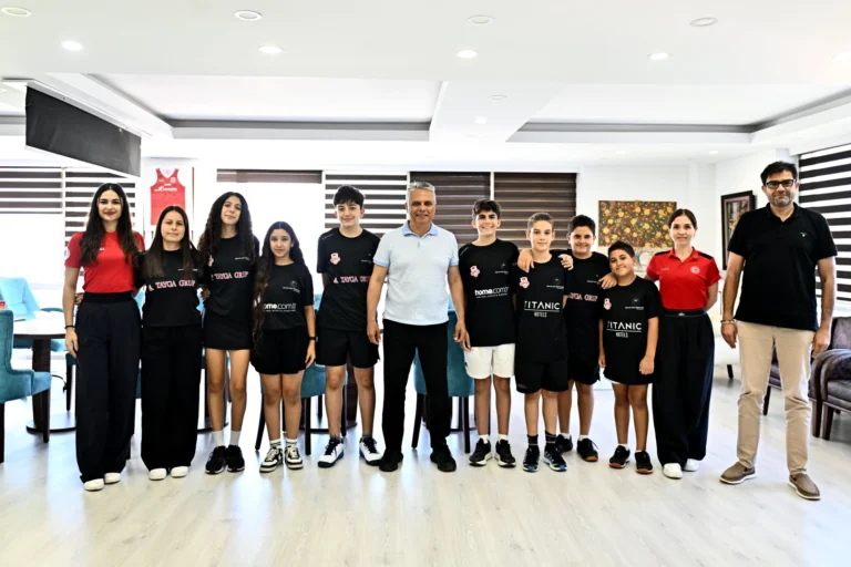 Muratpaşa Belediyespor squash takımının Türkiye Şampiyonası'nda kazandığı madalyalar ve kupalarla birlikte sporcular ve antrenörler
