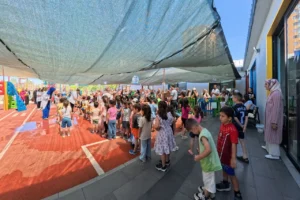 Kayseri'de çocuklar, Büyükşehir Belediyesi'nin düzenlediği su oyunları etkinliğinde doyasıya eğleniyor.