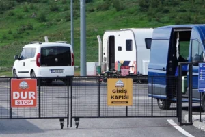 Erciyes Dağı'nda 2200 metre rakımda kurulu çadır ve karavan kamp alanı manzarası