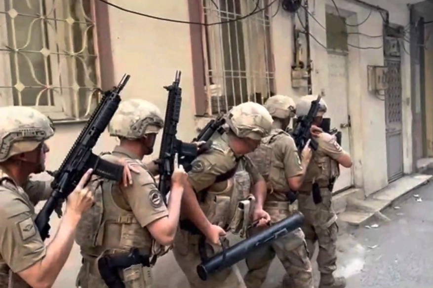 Jandarma ekiplerinin DEAŞ terör örgütüne yönelik düzenlediği operasyonda gözaltına alınan şüpheliler