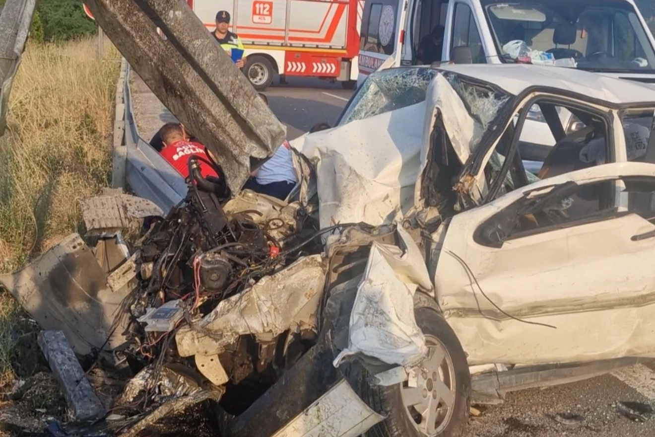 Anadolu Otoyolu Düzce gişelerinde bariyerlere çarpan otomobil ve yaralılar