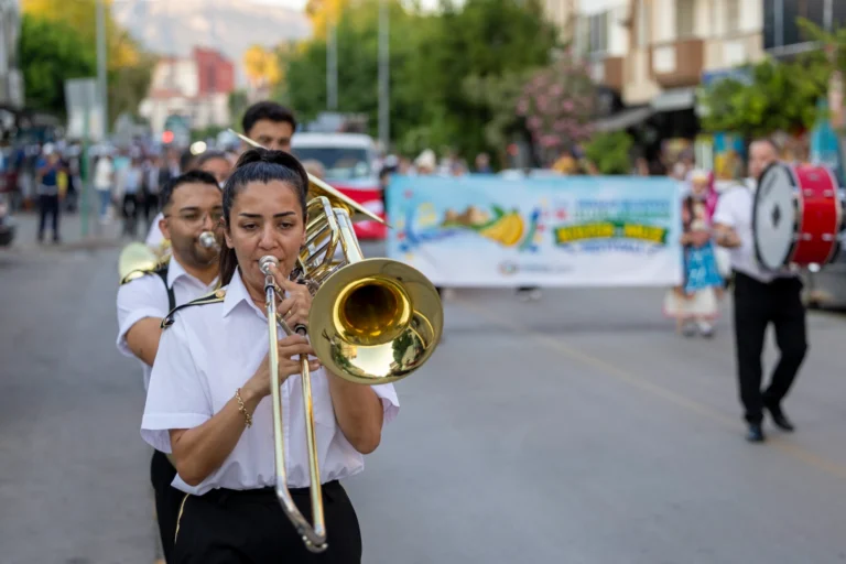 Anamur 18. Uluslararası Kültür ve Muz Festivali açılış korteji