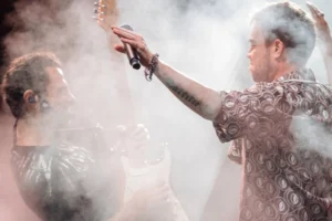 Murat Dalkılıç Çeşme'de Kenan Doğulu şarkılarıyla konser verdi