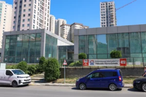 Maltepe Belediye Başkanı Esin Köymen, devam eden projeleri sahada inceliyor