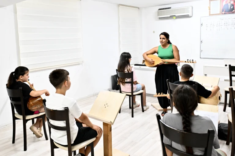Antalya Değirmenönü Kurs Merkezi'nde yaz dönemi bağlama kursuna katılan öğrenciler