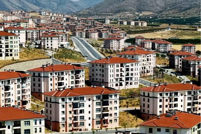 Çevre, Şehircilik ve İklim Değişikliği Bakanı Murat Kurum, sosyal konut projeleriyle güvenli yuvalara kavuşan vatandaşları gösteren bir kare.