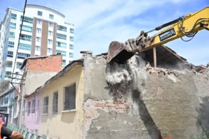 Bursa Yıldırım'da Sinandede Mahallesi kentsel dönüşüm projesinde ilk yıkım kepçesi
