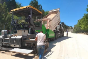 Muğla Seydikemer'de 102,5 milyon TL'lik yol yenileme projesi kapsamında çalışmalar devam ediyor.
