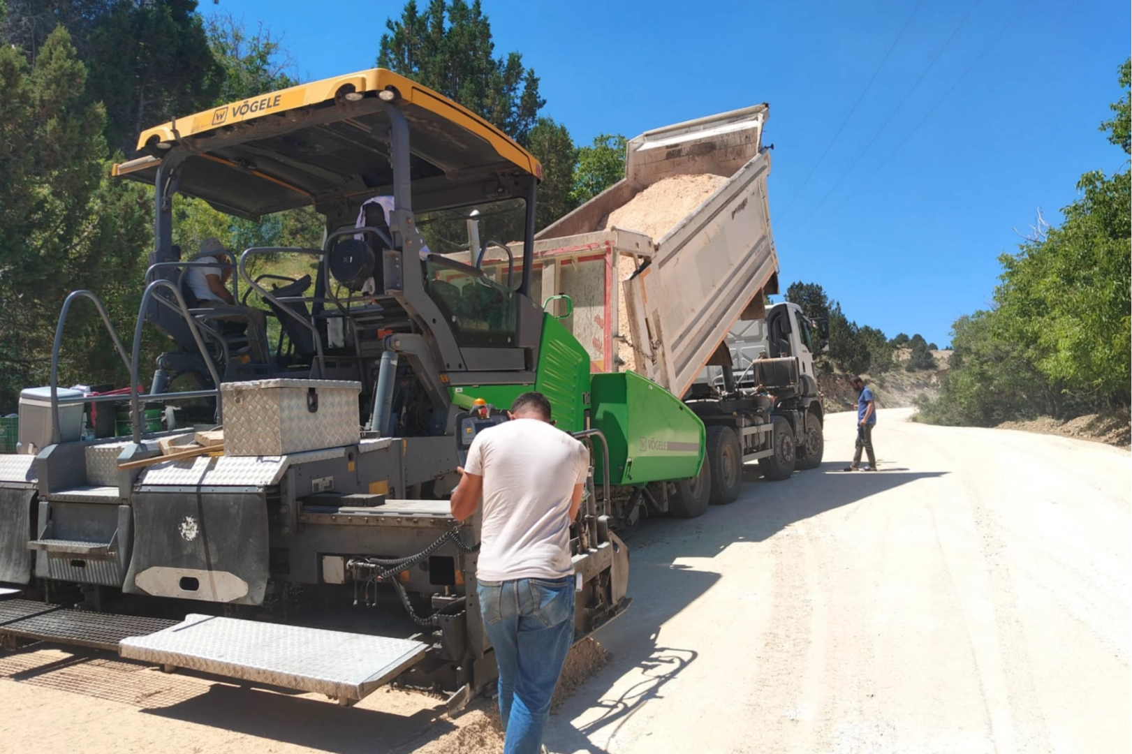 Muğla Seydikemer'de 102,5 milyon TL'lik yol yenileme projesi kapsamında çalışmalar devam ediyor.