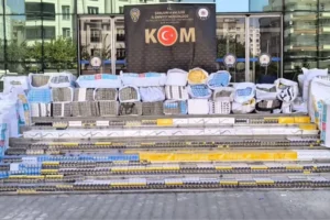 Şanlıurfa'da polis ekiplerinin düzenlediği operasyonda ele geçirilen kaçak sigaralar